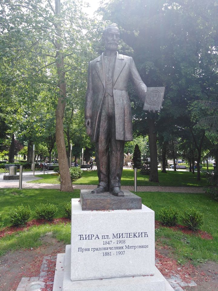 Spomenik prvom gradonačelniku Sremske Mitrovice