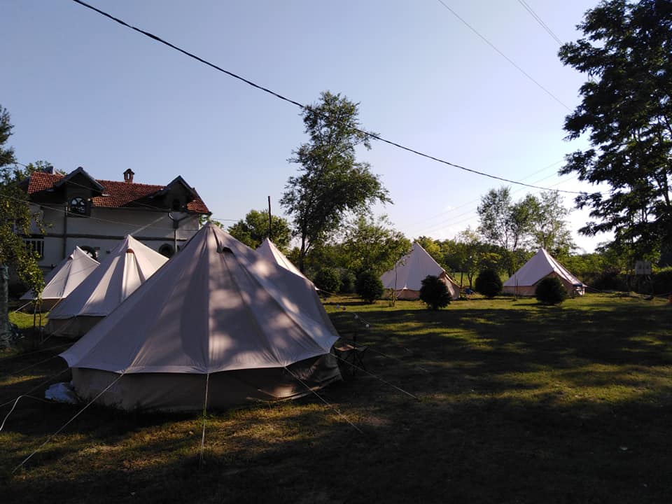 Šatori za iznajmljivanje u kampu