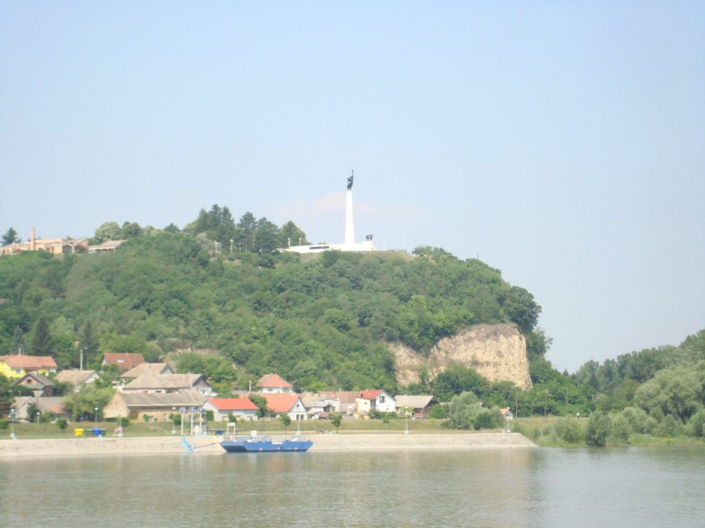 Pogled na spomenik batinske bitke, preko Dunava